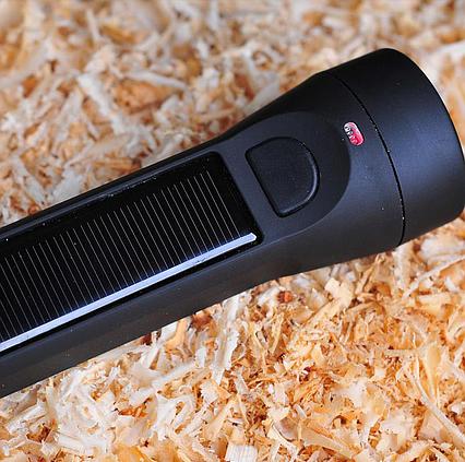 Solární baterka a nabíječka 2v1 2400mAh s 3W LED lucernou Salamander