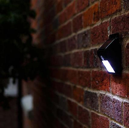 Solárne bezpečnostné LED osvetlenie SolarCentre Eco Wedge XT SS9849 160 Lumenov s pohybovým senzorom