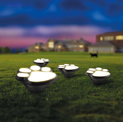 LED solární lampa - otisky psích nohou